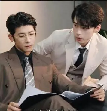 破产后，我成了死对头的秘书？爆笑职场爱情喜剧大揭秘！